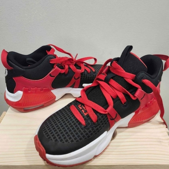 Nike Lebron boys shoes - Picture 3 of 3